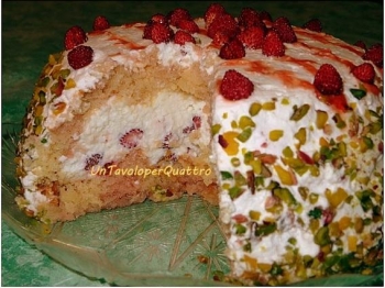 Zuccotto alle fragoline con crema di ricotta e pistacchi